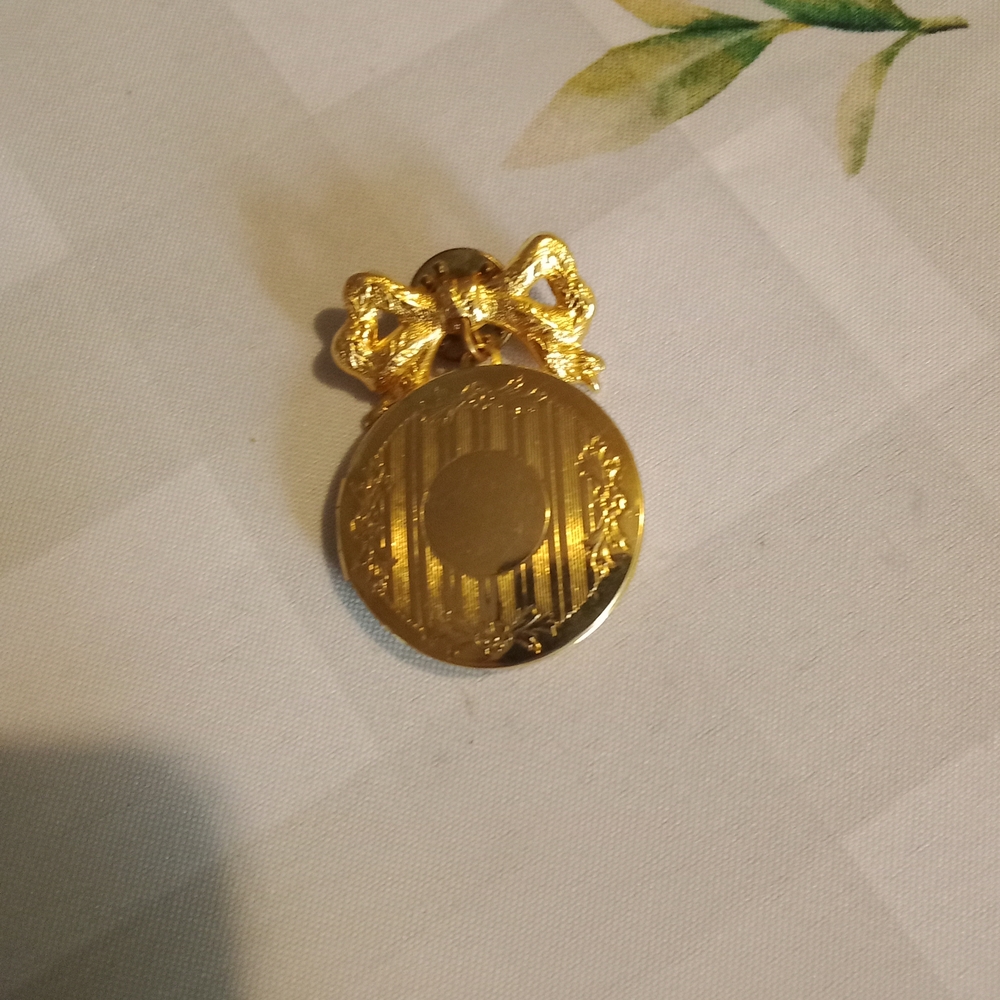 Elegant Gold Pendant with Bow Accent
